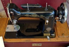 SINGER Ancienne machine à coudre, Gravée, éclairage, moteur et pédale, 24363