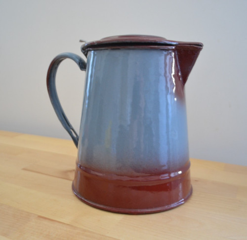 Beau pot lait tôle - a, en