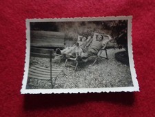 PHOTO VINTAGE ANCIENNE FAMILLE SIESTE CHIEN REPOS CHAISE LONGUE BANC