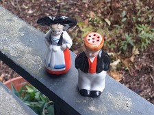 ancienne salière / poivrière alsacien  porcelaine art-déco ?