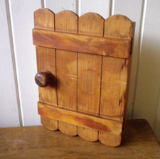 Petite armoire à clefs murale en bois