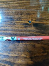 Crayon contour lèvres rouge