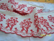 Bordure de cheminée ou d'étagère lin brodé rouge scène de petits cochons. Réf M1