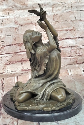 Statue bronze une femme - d’une,