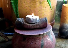 Porte encens porte bougie terre enfumée signé brule encens ceramique artisanat