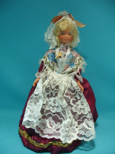 Poupée folklorique régionale