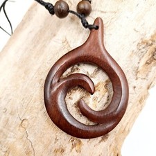 Collier en bois sculpté