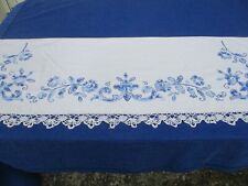 Dessus de cheminée N°16 ou de meuble  lin  dentelles broderies bleues  lin
