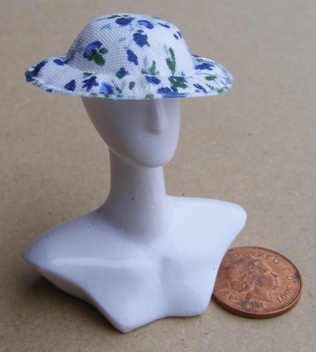 Maison poupées chapeau - de,