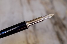 STYLO PLUME LOUIS VUITTON GRAND TOUR - LAQUE BLEU NUIT - PLUME OR MASSIF 18 CTS