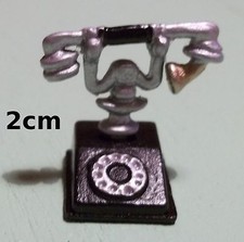 téléphone ancien en métal