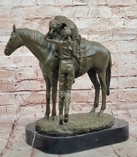 Bronze Sculpture De Cowboy Sur Cheval Kissing Femme Western Ferme Figurine