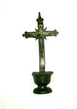 Bénitier haute époque en étain Christ sur croix crucifix religion art populaire