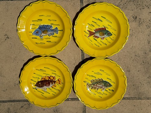 Lot 4 assiettes à - 2,