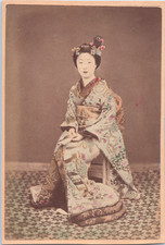 Japon, Femme en costume