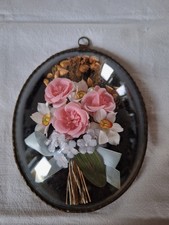 ANCIEN CADRE OVAL VERRE BOMBÉ, BOUQUET ROSES ARTIFICIELLES ET GRAMINÉES 
