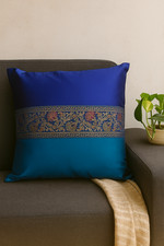 Housse de coussin en satin bleu et bleu royal avec panneau de brocart doré lo...