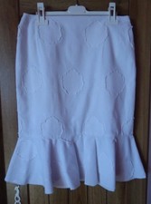 JUPE DROITE BLANCHE INCRUSTEE DE FLEURS.DOUBLEE. VOLANT EN  BAS TAILLE :36