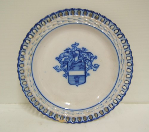 Assiette ajouree armoireries - assiette,