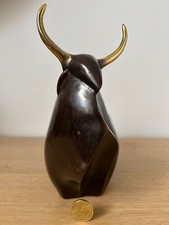 Belle sculpture de taureau semi abstraite en bronze à la patine brune-dorée