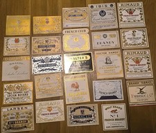 Lot de 26 étiquettes anciennes de brandy (reproductions décoratives vintage)