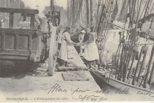 COPIE DE CARTE POSTALE ANCIENNE DUNKERQUE L' EMBARQUEMENT DES TUILES