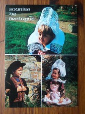 Enfants en costumes bretons