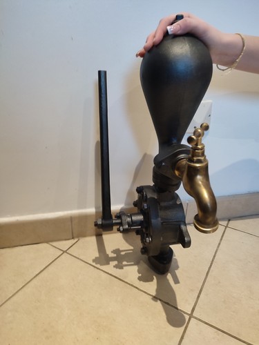 Pompe eau ancienne - eau,