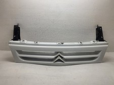 Calandre sur capot moteur pour