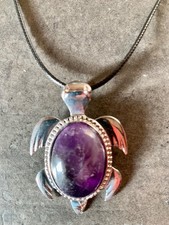 collier avec tortue en métal