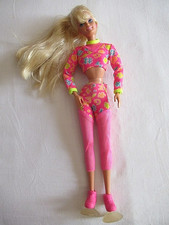 BARBIE TWIST N TURN en TENUE DE SKI + BOUCLES D'OREILLES + CHAUSSURES - 99-5