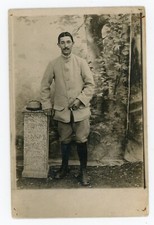 CARTE PHOTO, un militaire en uniforme pose cigarette à la main WW1 guerre 14-18