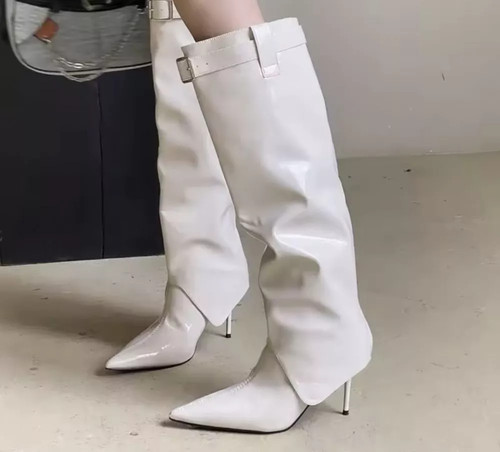 Bottes blanches pointe - pointe, avec