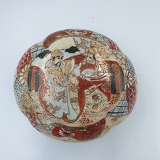 JAPON ANCIENNE BOITE POLYLOBEE FAIENCE DE SATSUMA DECOR SAMOURAIS SIGNEE DEB XXe