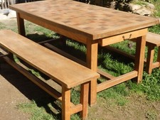 table carrelée et bancs de ferme en chêne