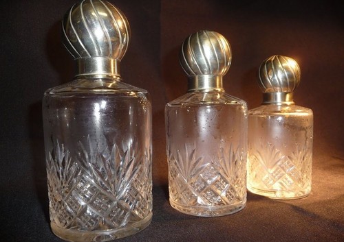 Trois flacons toilette en - trois,