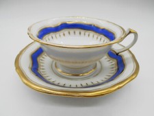 MAGNIFIQUE TASSE & SOUS TASSES BLANCHE / BLEUE & OR EN PORCELAINE DE PARIS .