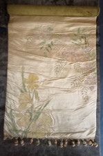 Ancien rideau de soie peinte en relief à motif floral sur rouleau en bois