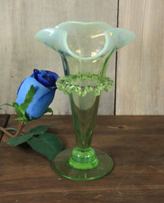Ancien Vase en Verre Ouraline Vert Opalescente Soufflé Bouche Napoléon III