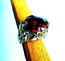 GG779 / BAGUE OVALE MÉTAL ARGENTÉ / CABOCHON ROUGE RUBIS  / TAILLE 50