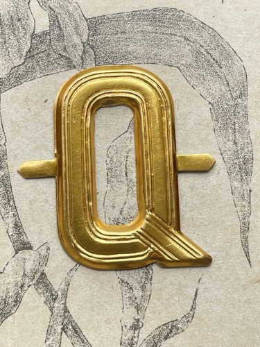 Ancienne lettre métal - q, doré