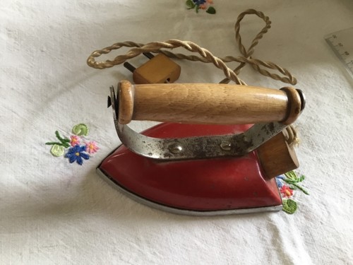 Ancien petit fer repasser - petit,