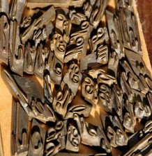 Lot de caractères à dorer police matériel de reliure dorure cuir bronze/laiton ´