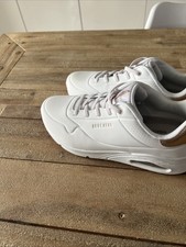 Baskets  Marque Skechers neuve sans étiquette