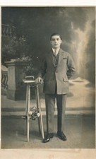 Photo-carte jeune homme debout man meuble livre studio Marrand Romans costume