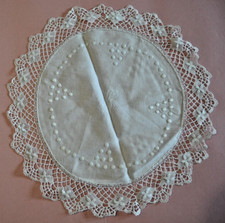 Ancien Napperon d'église rond brodé d'une croix