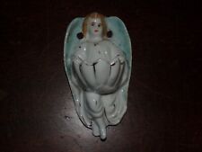 Ancien petit bénitier en creux biscuit peint ange angelot mural ( 10,3 x 6 cm )