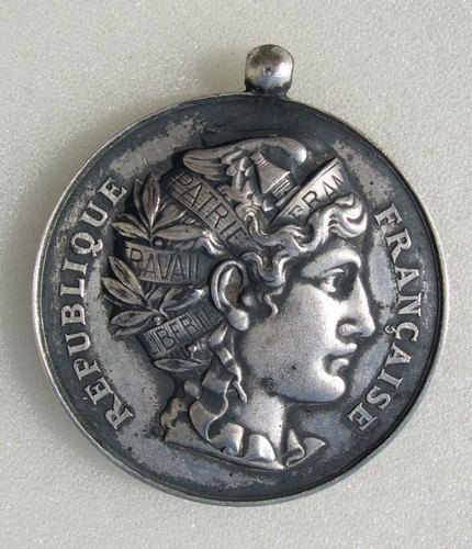 Curieuse medaille touristes - curieuse,