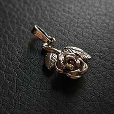 Pendentif rose argentée