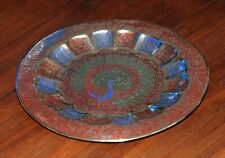 Plat en laiton.	Décor